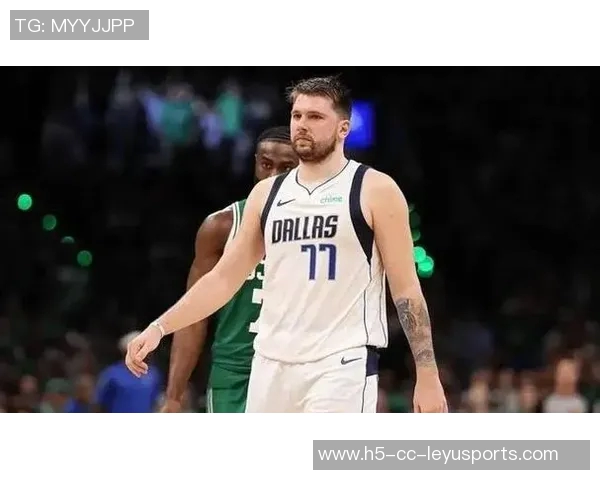 东契奇本赛季七场40加5加5加5三分球领跑联盟里夫斯与库里紧随其后